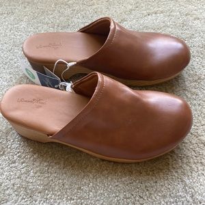 Universal Threads size 8.5 Women’s Clogs